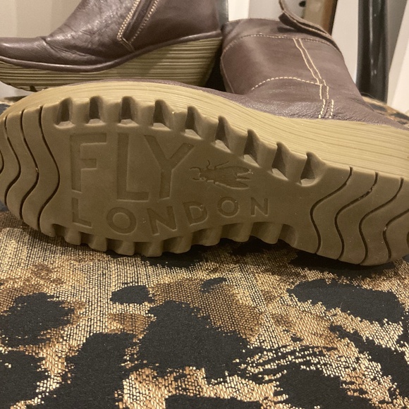 Tall zip up boot. - Picture 2 of 4